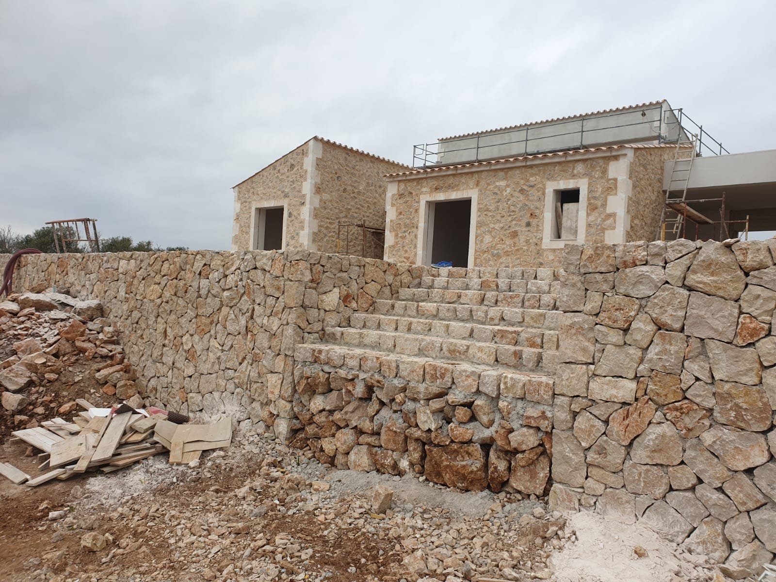 Muro de piedra con escalera
